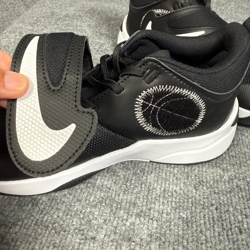 Nike Boys Size 7 Shoes Team Hustle D 11 Sneaker Kids Black White No-Tie Athletic